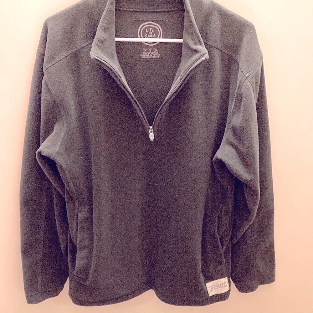 Life is Good Men’s small 1/4 zip fleece with pockets color is black (dark gray)